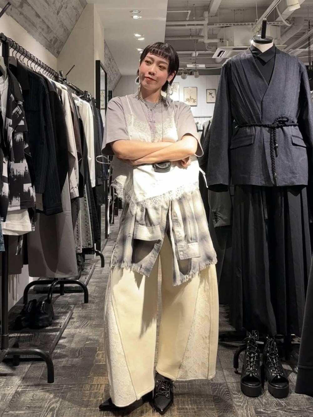 ブラック系のサンダル、ホワイト系のその他パンツ、グレー系のTシャツ/カットソーを着用したレディースの春コーディネートの5枚目の写真