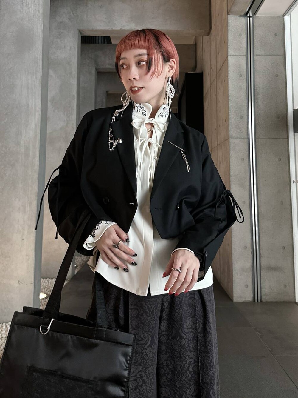 ブラック系のトートバッグ、ブラック系のブーツ、ブラウン系のその他パンツを着用したレディースの秋コーディネートの2枚目の写真