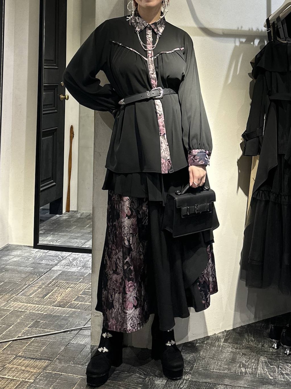 ブラック系のブーツ、ピンク系のシャツ/ブラウス、シルバー系のネックレスを着用したレディースの冬コーディネートの6枚目の写真