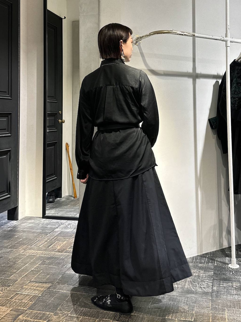 ブラック系のシャツ/ブラウス、ブラック系のバレエシューズ、ブラック系のスカートを着用したレディースの秋コーディネートの4枚目の写真