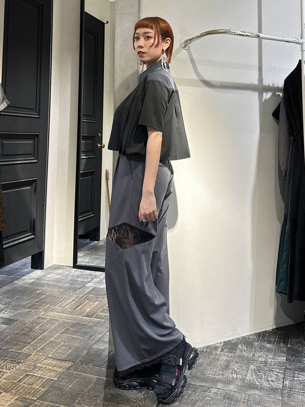 ブラック系のタンクトップ、グレー系のその他パンツ、ブラック系のシャツ/ブラウスを着用したレディースの夏コーディネートの6枚目の写真