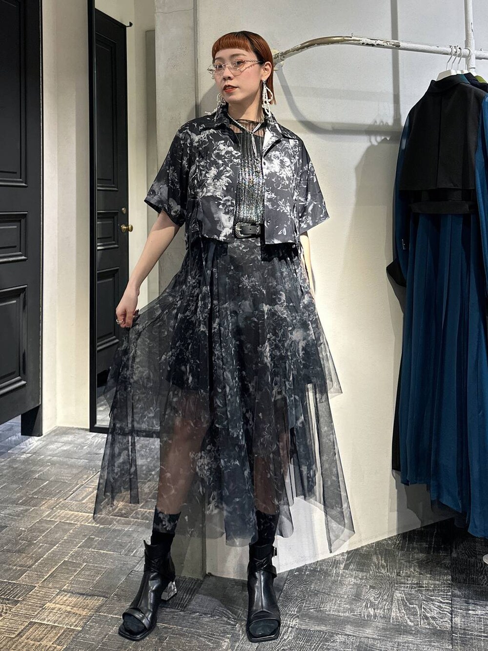 ブラック系のタンクトップ、ブラック系のサンダル、ブラック系のシャツ/ブラウスを着用したレディースの春コーディネートの4枚目の写真