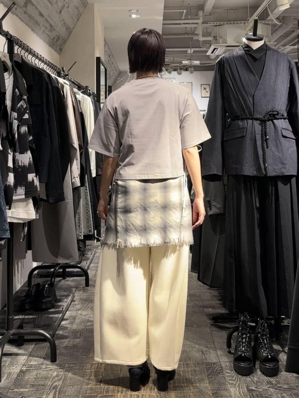 ブラック系のサンダル、ホワイト系のその他パンツ、グレー系のTシャツ/カットソーを着用したレディースの春コーディネートの3枚目の写真