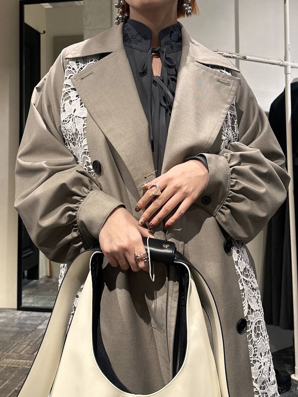 「冬コーデ、高身長、個性派、モテ、モード、きれいめ、HARE、着痩せ・細見え、ボブヘア、ショートヘア、トレンチコート、ロングコート、コート」｜「HAREの2WAYシシュウブラウス(HARE)（シャツ/ブラウス、グレー系）」を使った、HARE / 瑜ユイさん（レディース・165cm）の冬コーディネートの6枚目の写真