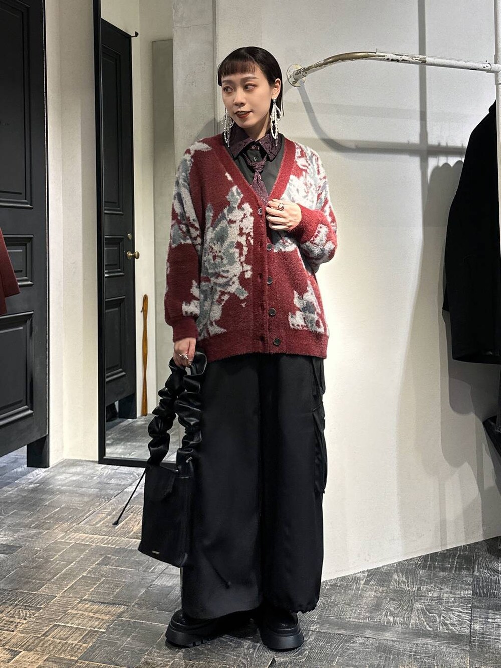 「HARE、ユニセックス、カジュアル、きれいめ、高身長、個性派、ゆったり、モテ、モード、オーバーサイズ、カラーコーデ_HARE、着痩せ・細見え」｜「HAREのアソートシャギーガラVネックカーディガン(HARE)（カーディガン/ボレロ、レッド系）」を使った、HARE / 瑜ユイさん（レディース・165cm）の秋コーディネートの2枚目の写真