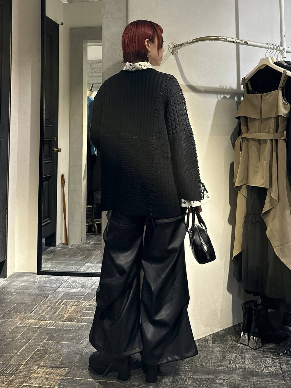ブラック系のカーディガン/ボレロ、ブラック系のカーゴパンツ、ブラック系のブーツを着用したレディースの秋コーディネートの4枚目の写真