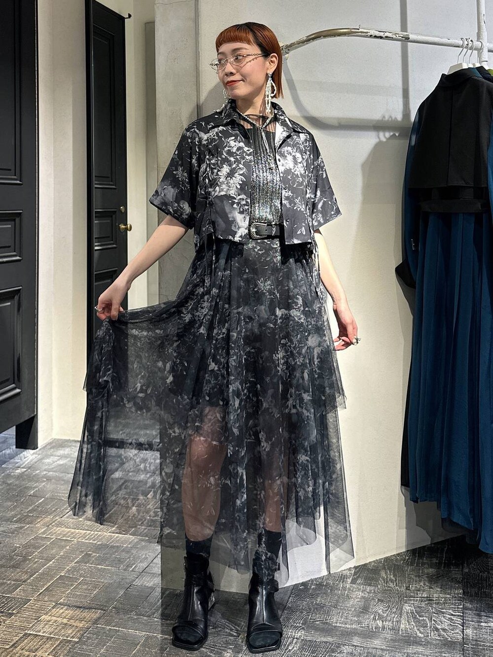 ブラック系のタンクトップ、ブラック系のサンダル、ブラック系のシャツ/ブラウスを着用したレディースの春コーディネートの6枚目の写真