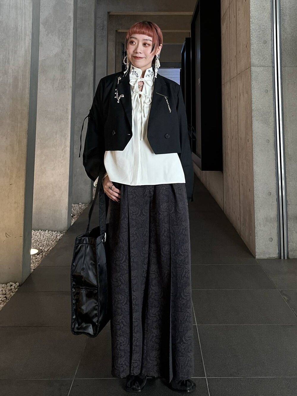 ブラック系のトートバッグ、ブラック系のブーツ、ブラウン系のその他パンツを着用したレディースの秋コーディネートの6枚目の写真