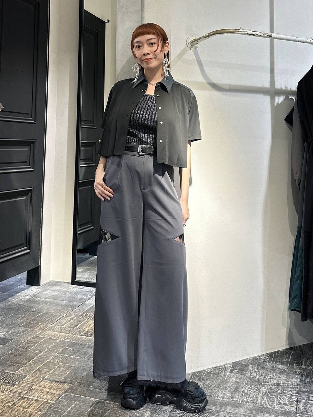 ブラック系のタンクトップ、グレー系のその他パンツ、ブラック系のシャツ/ブラウスを着用したレディースの夏コーディネートの4枚目の写真