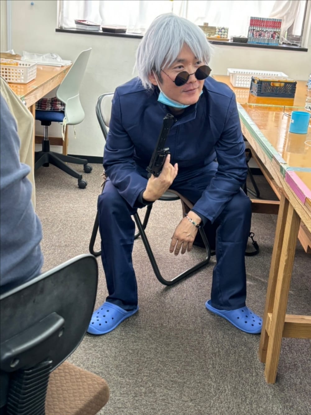 ブルー系のトップスを着用したメンズの秋コーディネートの2枚目の写真