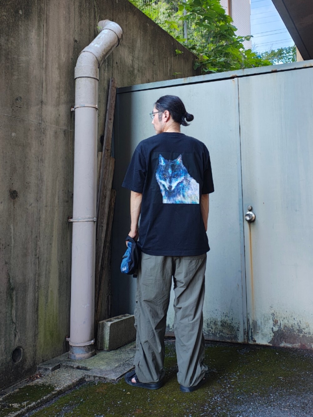 「カーキ、メンズファッション、お洒落さんとつながりたい、今日のコーデ、大人カジュアル、いいね、save、フォローお願いします🤑、ユニクロ、米津玄師UT」｜「UNIQLOのアイテム（Tシャツ/カットソー、ブラック系）」を使った、kuu333さん（メンズ・169cm）の秋コーディネートの2枚目の写真