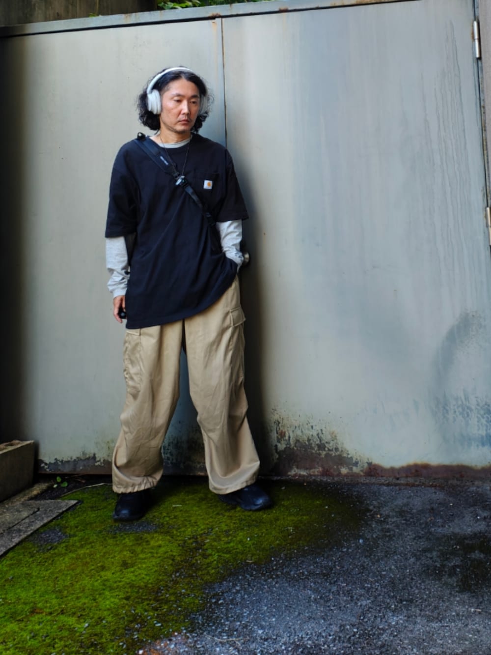 「秋っぽコーデ更新中、メンズファッション、お洒落さんとつながりたい、今日のコーデ、大人カジュアル、ロンT、いいね、save、フォローお願いします🤑、ゆるコーデ、carhartt、MONO-MART、SONY、reebok」｜「MONO-MARTのワイドテーパード 裾ドローコード タックミリタリーカーゴパンツ（カーゴパンツ、ベージュ系）」を使った、kuu333さん（メンズ・169cm）の秋コーディネートの2枚目の写真