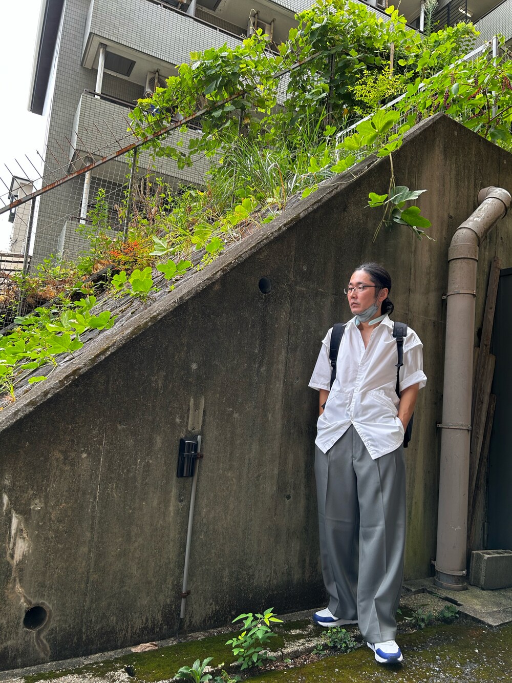 グリーン系のスラックス、ホワイト系のシャツ/ブラウス、ホワイト系のスニーカーを着用したメンズの夏コーディネートの2枚目の写真