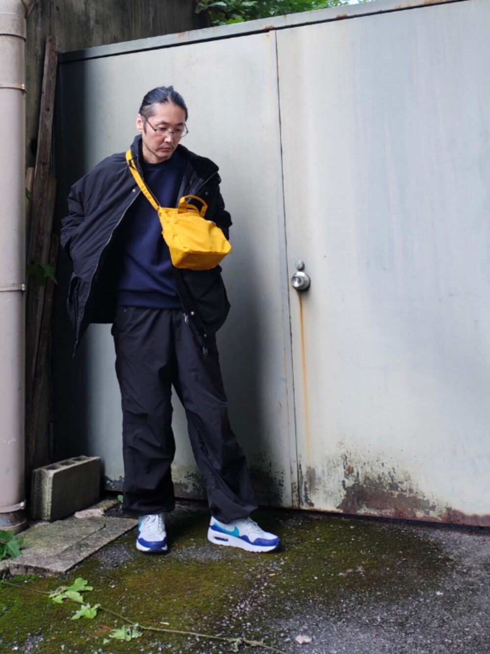 「メンズファッション、Anello、FREAK’Ｓ STORE、NIKE、お洒落さんとつながりたい、大人カジュアル、GU、いいね、save、フォローお願いします🤑、きれいめカジュアル、マウンテンパーカー」｜「anelloの廃盤 anello GRANDE / SPS 2WAY トートバッグ / GU-H2315（ショルダーバッグ、イエロー系）」を使った、kuu333さん（メンズ・169cm）の秋コーディネートの2枚目の写真