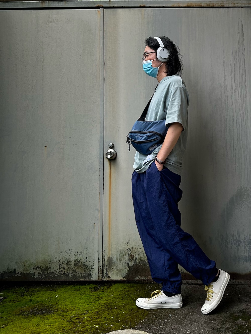 「リラックススタイル、大人カジュアル、Tシャツ、スニーカー、おでかけコーデ、coen、MONO-MART、converse、COLEMAN」｜「MONO-MARTのナイロン バルーンシルエット イージートレーニングパンツ（その他パンツ、ブルー系）」を使った、kuu333さん（メンズ・169cm）の夏コーディネートの2枚目の写真