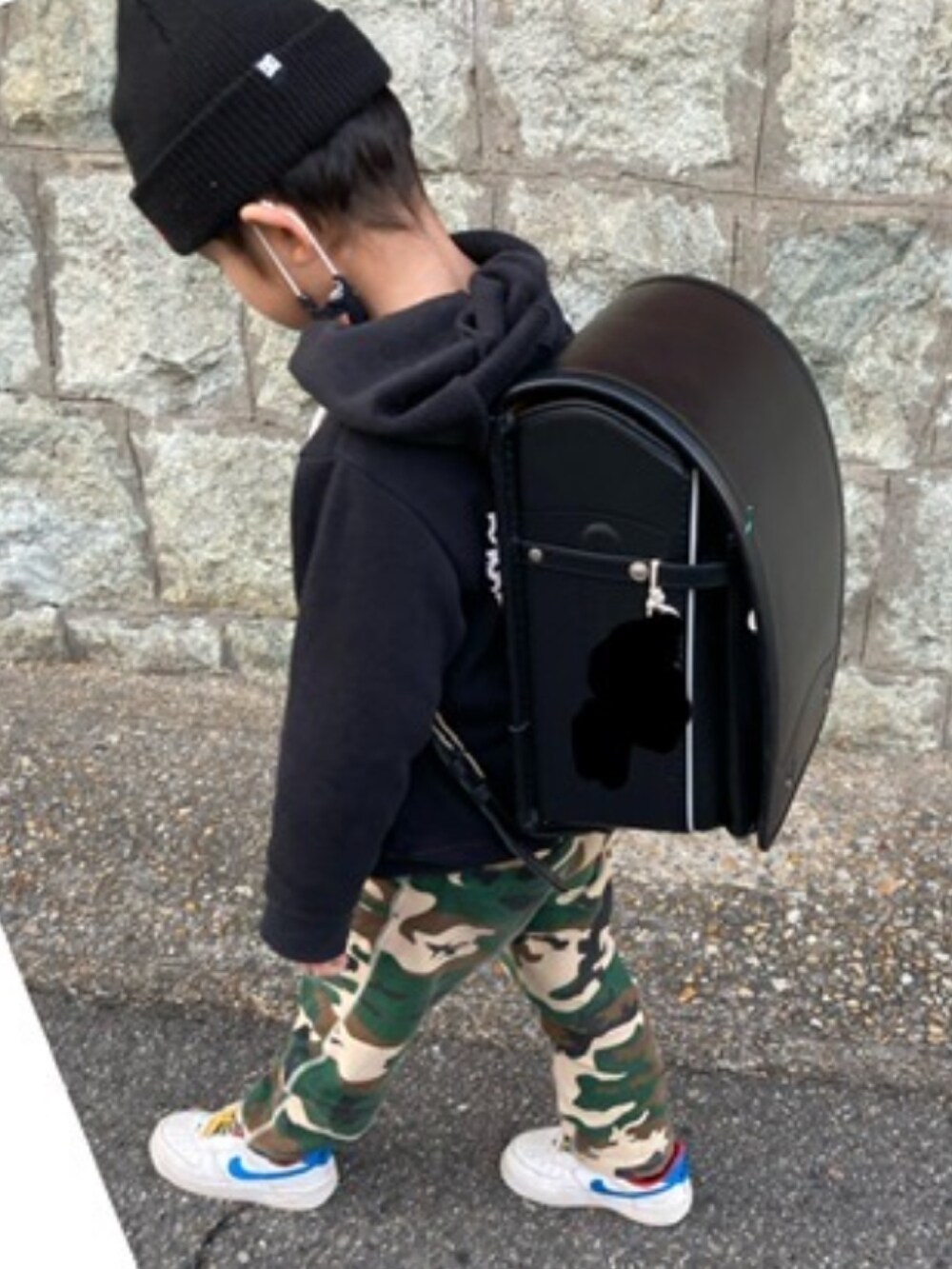 ホワイト系のスニーカー、その他のスウェットパンツ、ブラック系のニットキャップ/ビーニーを着用したキッズの冬コーディネートの2枚目の写真