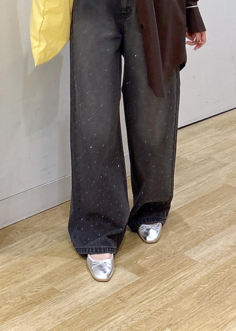 シルバー系のバレエシューズ、ブラック系のデニムパンツ、ブラウン系のシャツ/ブラウスを着用したレディースの秋コーディネートの7枚目の写真