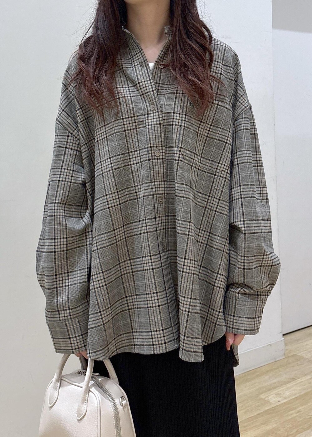 ベージュ系のシャツ/ブラウス、ホワイト系のTシャツ/カットソー、ブラック系のスカートを着用したレディースの秋コーディネートの6枚目の写真