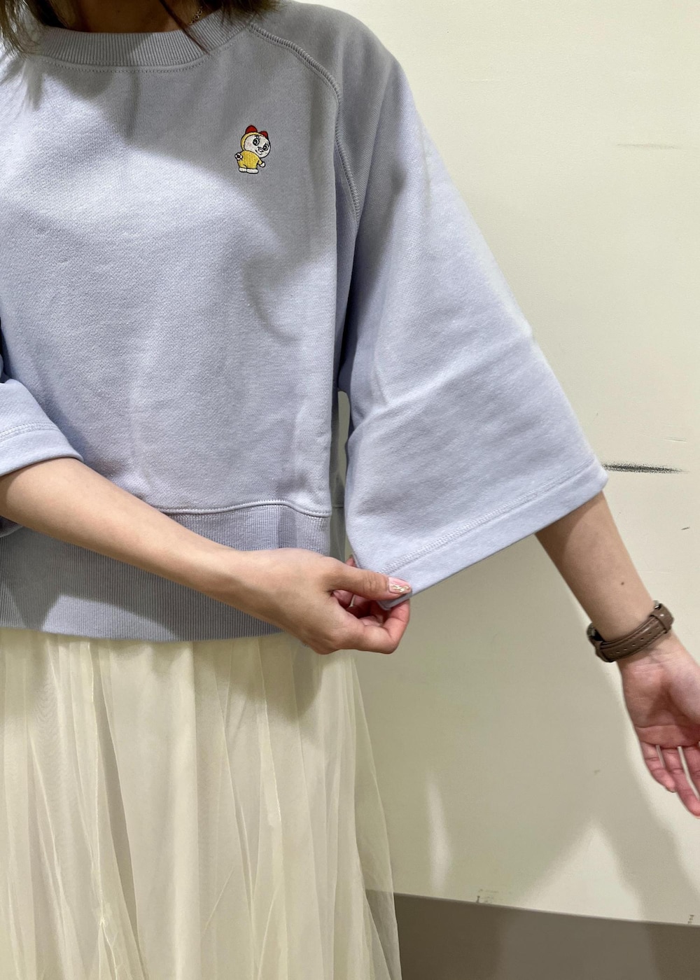 ブルー系のローファー、ブルー系のショルダーバッグ、ブルー系のTシャツ/カットソーを着用したレディースの春コーディネートの6枚目の写真