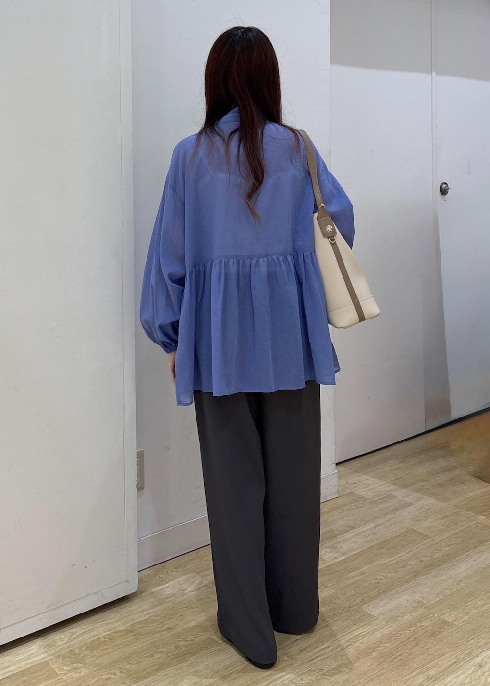 ホワイト系のショルダーバッグ、ブラック系のローファー、グレー系のその他パンツを着用したレディースの春コーディネートの3枚目の写真