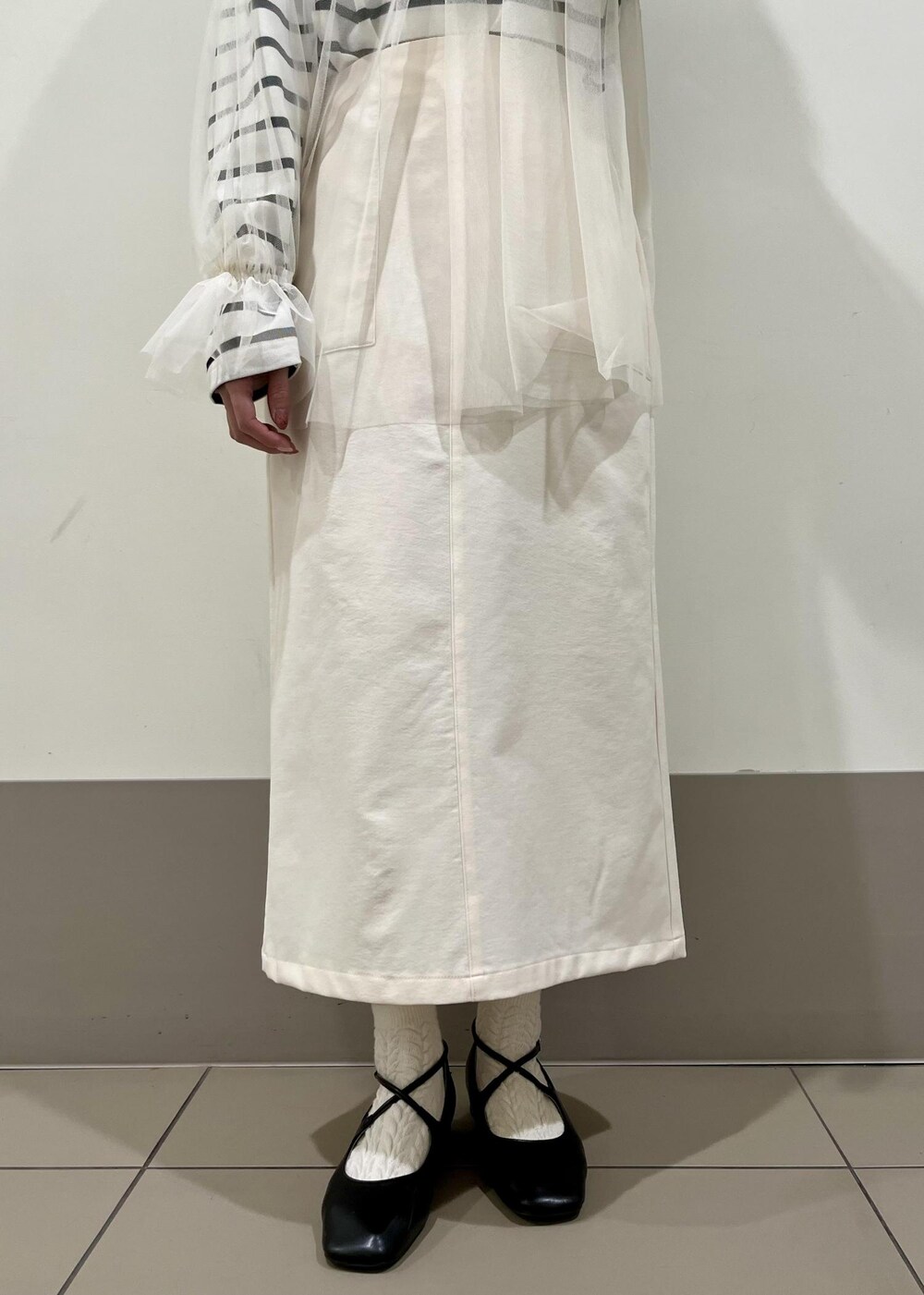 ホワイト系のスカート、ホワイト系のシャツ/ブラウス、ホワイト系のTシャツ/カットソーを着用したレディースの春コーディネートの6枚目の写真