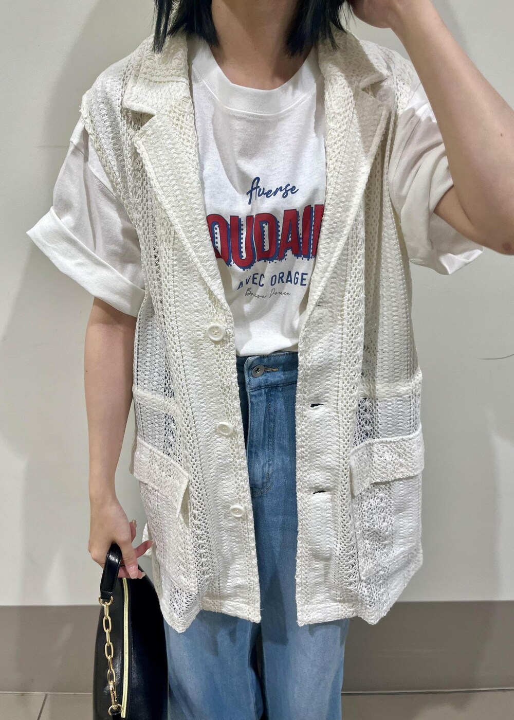 ブラック系のショルダーバッグ、ブルー系のデニムパンツ、ホワイト系のTシャツ/カットソーを着用したレディースの夏コーディネートの5枚目の写真