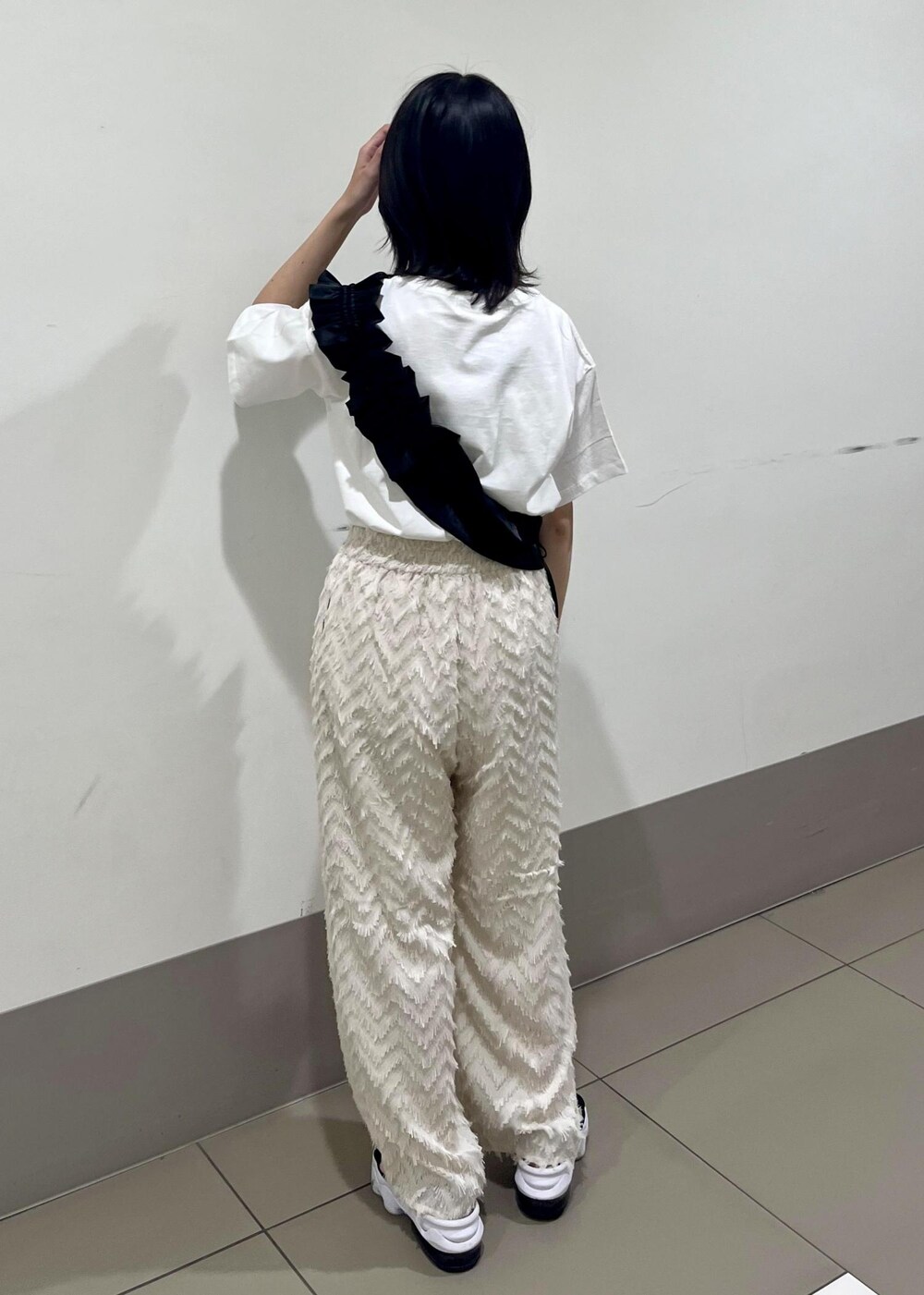 ブラック系のショルダーバッグ、ホワイト系のTシャツ/カットソー、ベージュ系のその他パンツを着用したレディースの夏コーディネートの3枚目の写真