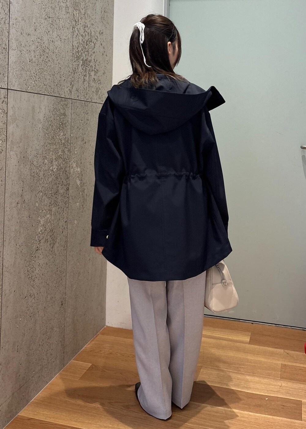 ブルー系のベスト、ブルー系のマウンテンパーカー、ホワイト系のTシャツ/カットソーを着用したレディースの春コーディネートの4枚目の写真