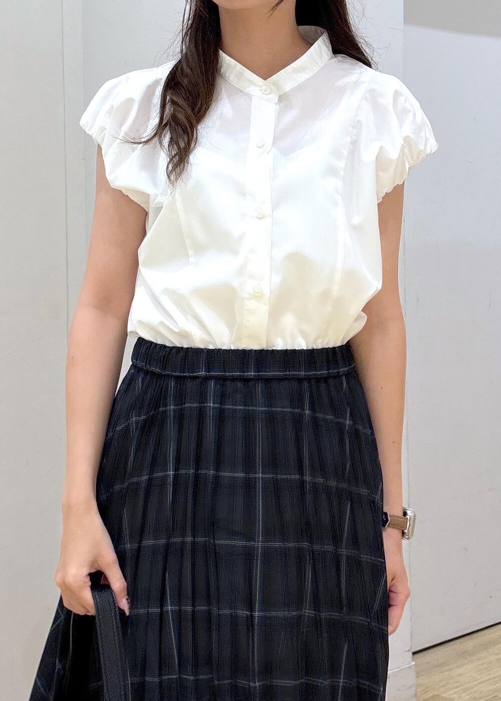 シルバー系のサンダル、ブラック系のショルダーバッグ、グリーン系のスカートを着用したレディースの夏コーディネートの4枚目の写真