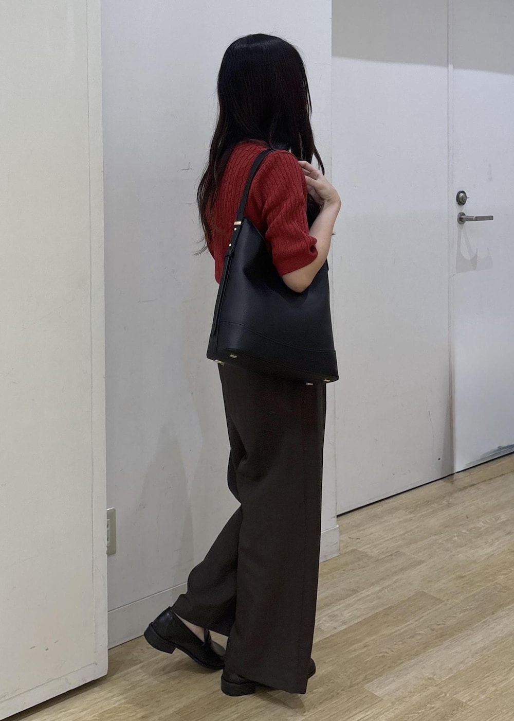 ブラック系のローファー、ブラウン系のその他パンツ、ブラック系のショルダーバッグを着用したレディースの秋コーディネートの3枚目の写真