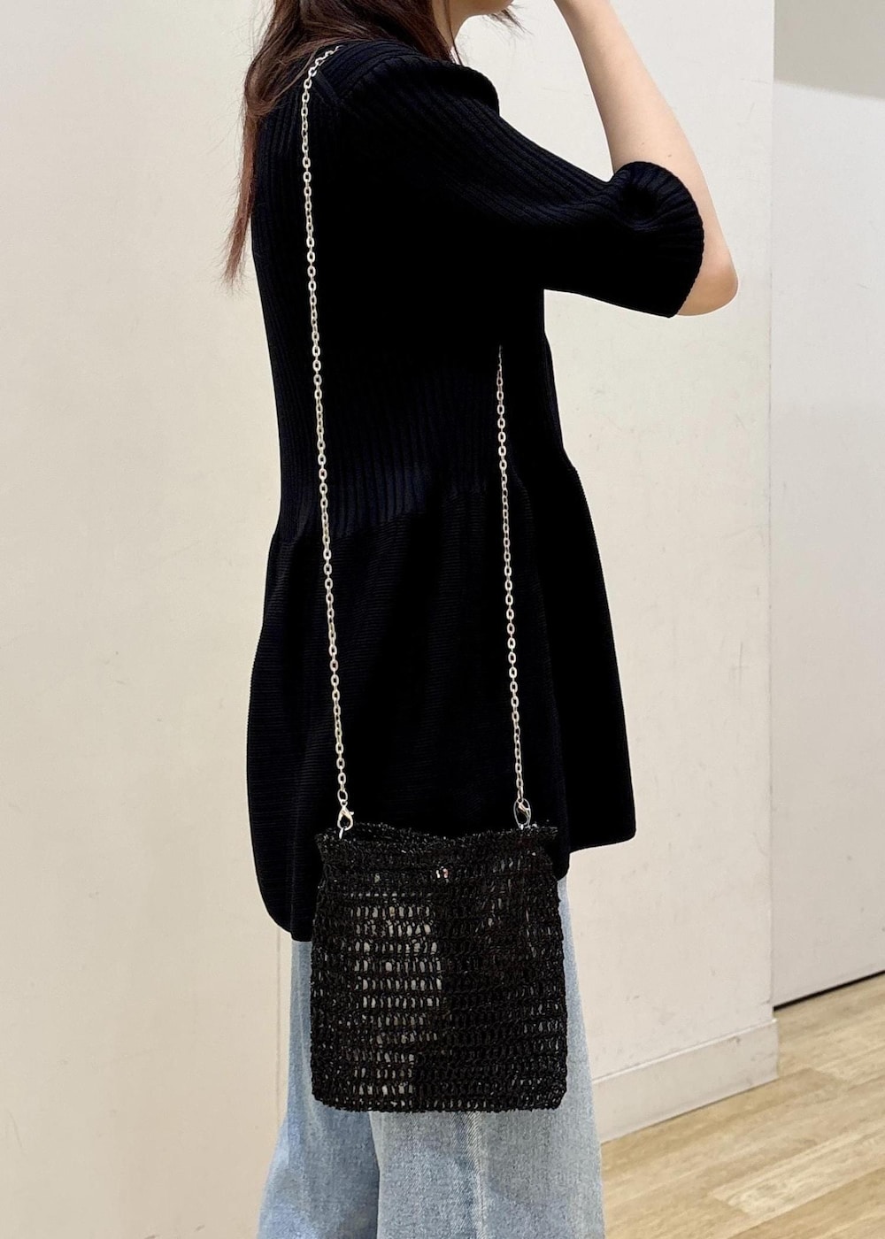 ブルー系のデニムパンツ、ブラック系のショルダーバッグ、シルバー系のサンダルを着用したレディースの夏コーディネートの6枚目の写真