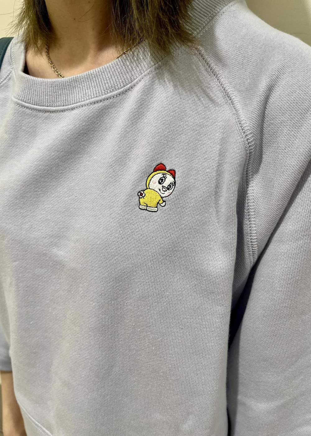 ブルー系のローファー、ブルー系のショルダーバッグ、ブルー系のTシャツ/カットソーを着用したレディースの春コーディネートの4枚目の写真