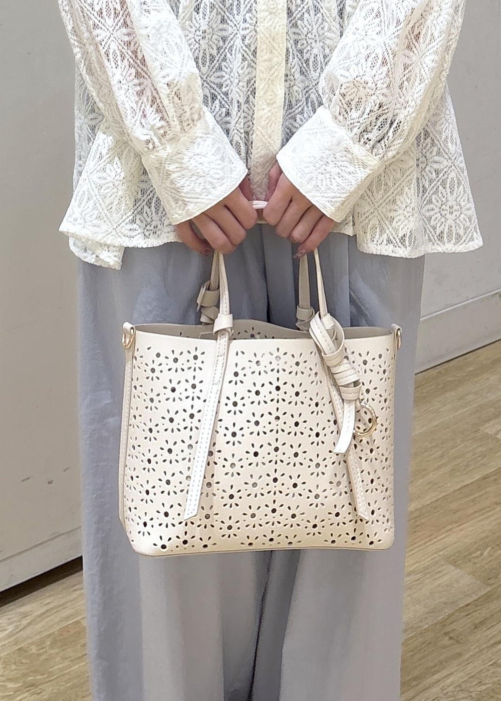 ホワイト系のショルダーバッグ、ホワイト系のシャツ/ブラウス、シルバー系のバレエシューズを着用したレディースの春コーディネートの7枚目の写真