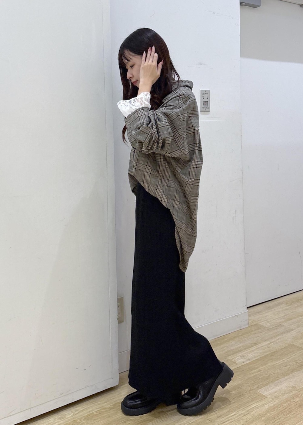 ベージュ系のシャツ/ブラウス、ホワイト系のTシャツ/カットソー、ブラック系のスカートを着用したレディースの秋コーディネートの3枚目の写真