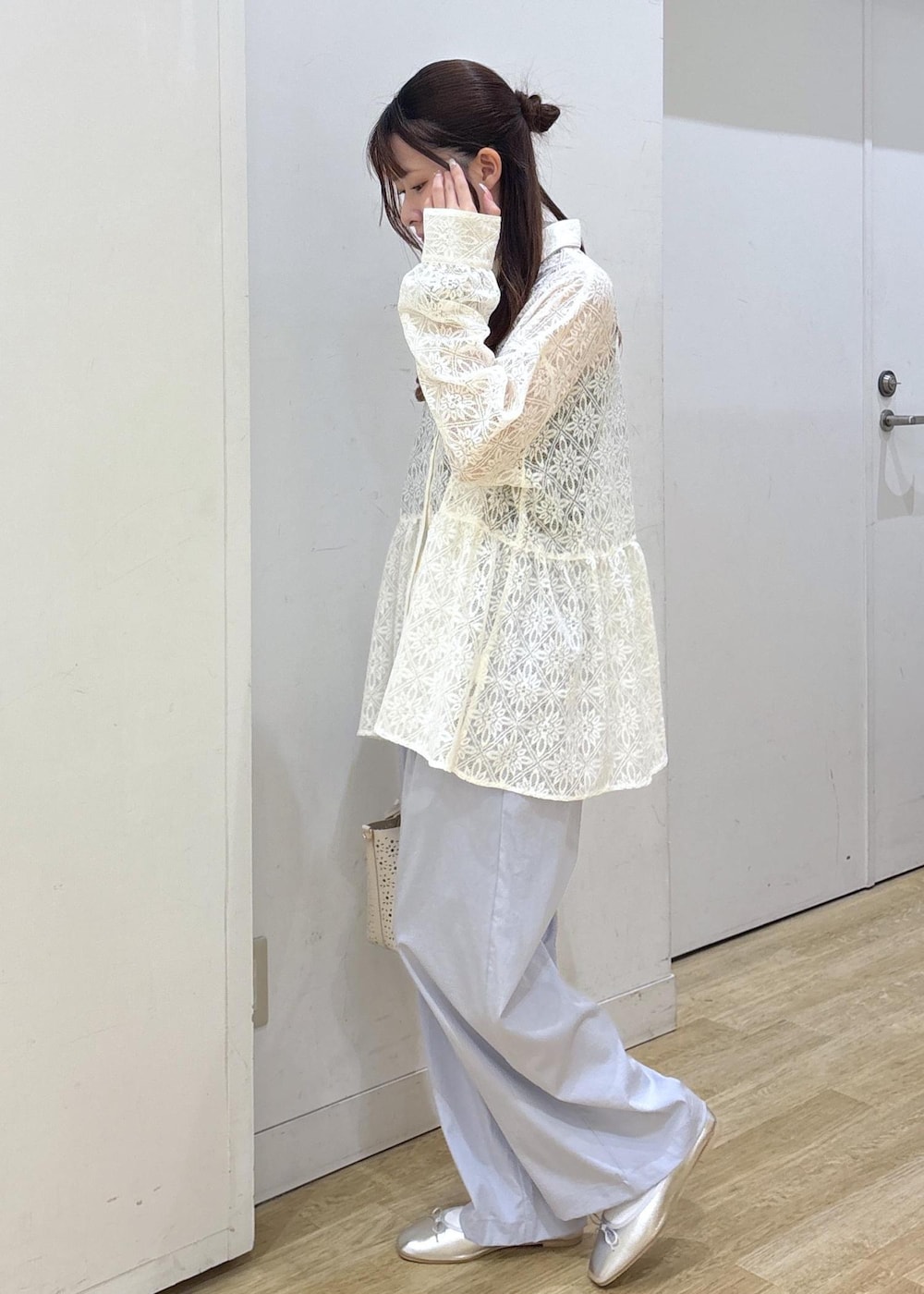 ホワイト系のショルダーバッグ、ホワイト系のシャツ/ブラウス、シルバー系のバレエシューズを着用したレディースの春コーディネートの5枚目の写真