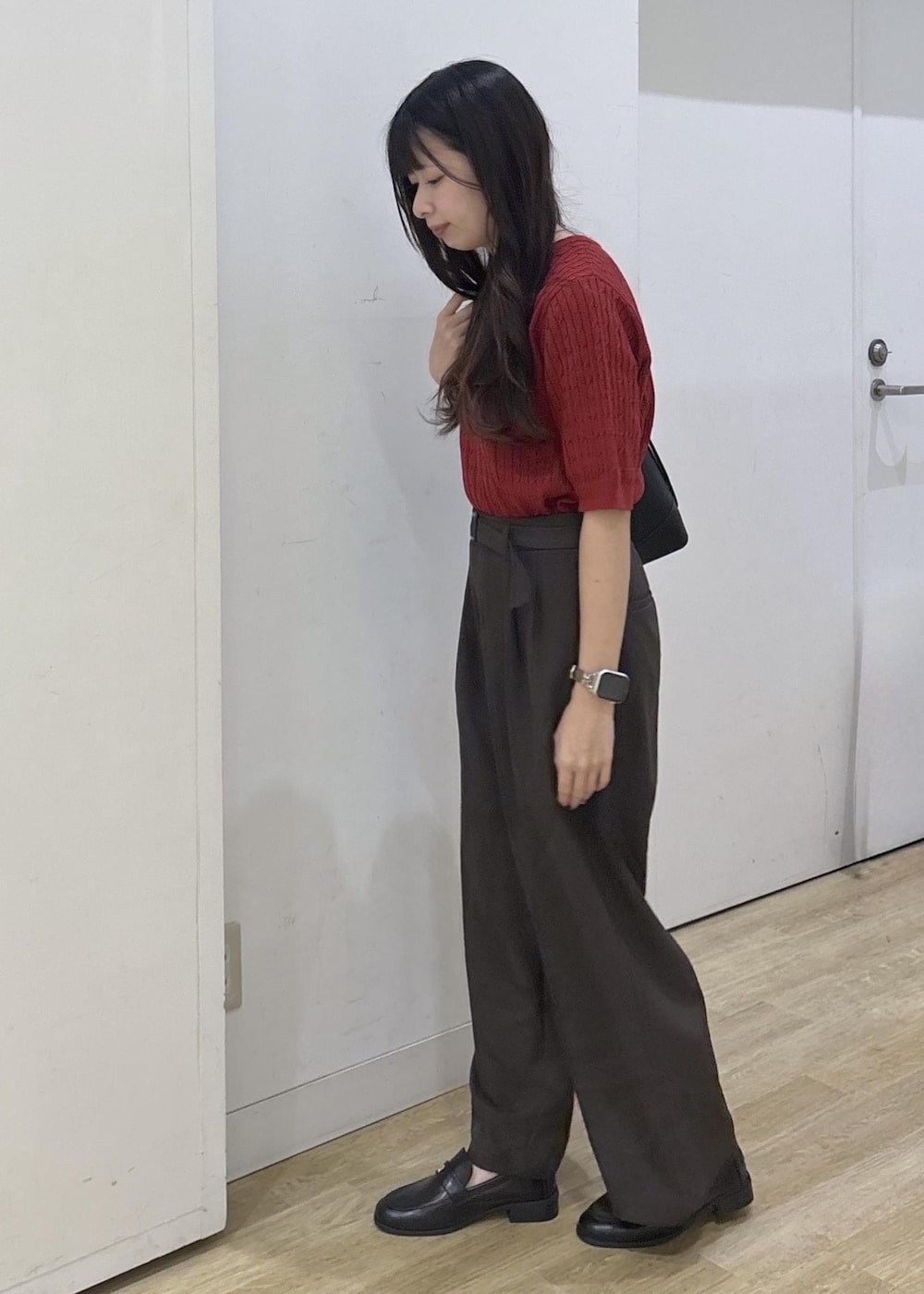 ブラック系のローファー、ブラウン系のその他パンツ、ブラック系のショルダーバッグを着用したレディースの秋コーディネートの5枚目の写真