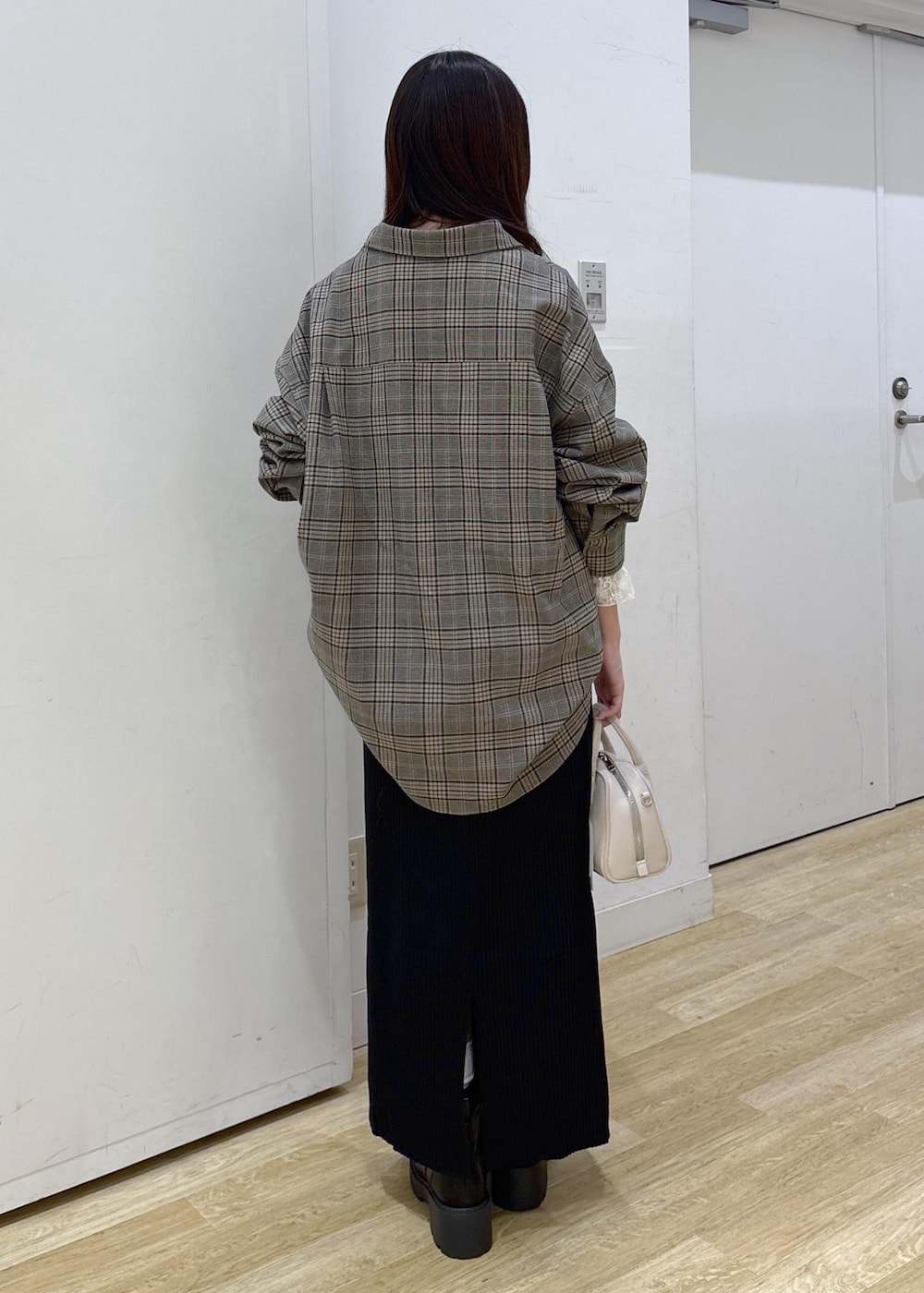 ベージュ系のシャツ/ブラウス、ホワイト系のTシャツ/カットソー、ブラック系のスカートを着用したレディースの秋コーディネートの4枚目の写真