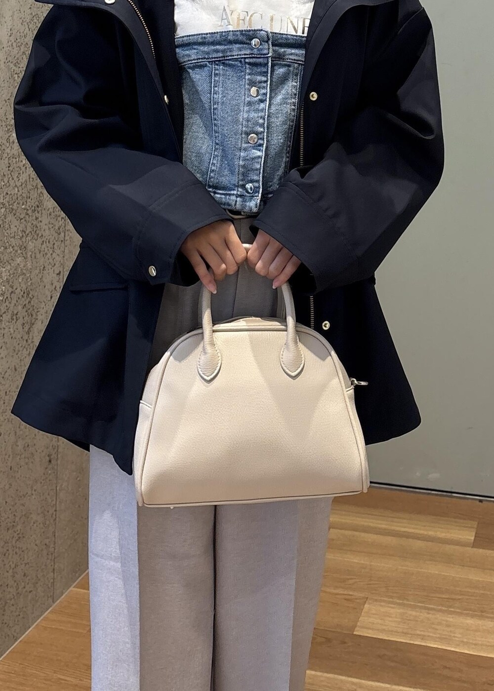 ブルー系のベスト、ブルー系のマウンテンパーカー、ホワイト系のTシャツ/カットソーを着用したレディースの春コーディネートの7枚目の写真