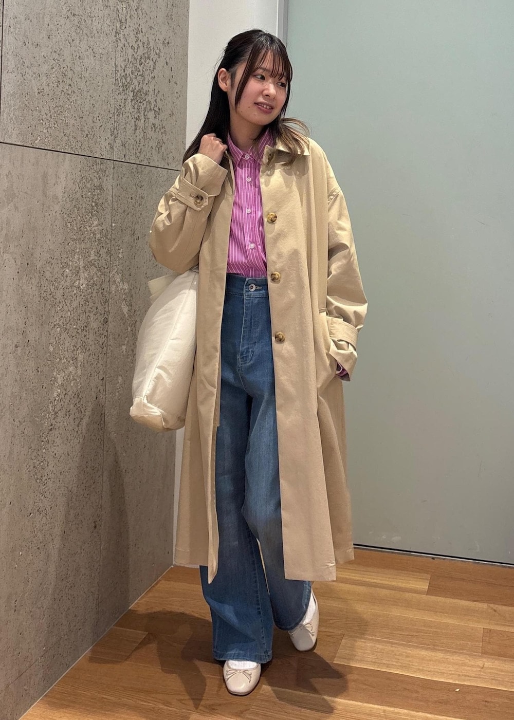 ホワイト系のトートバッグ、ブルー系のデニムパンツ、ピンク系のシャツ/ブラウスを着用したレディースの春コーディネートの2枚目の写真