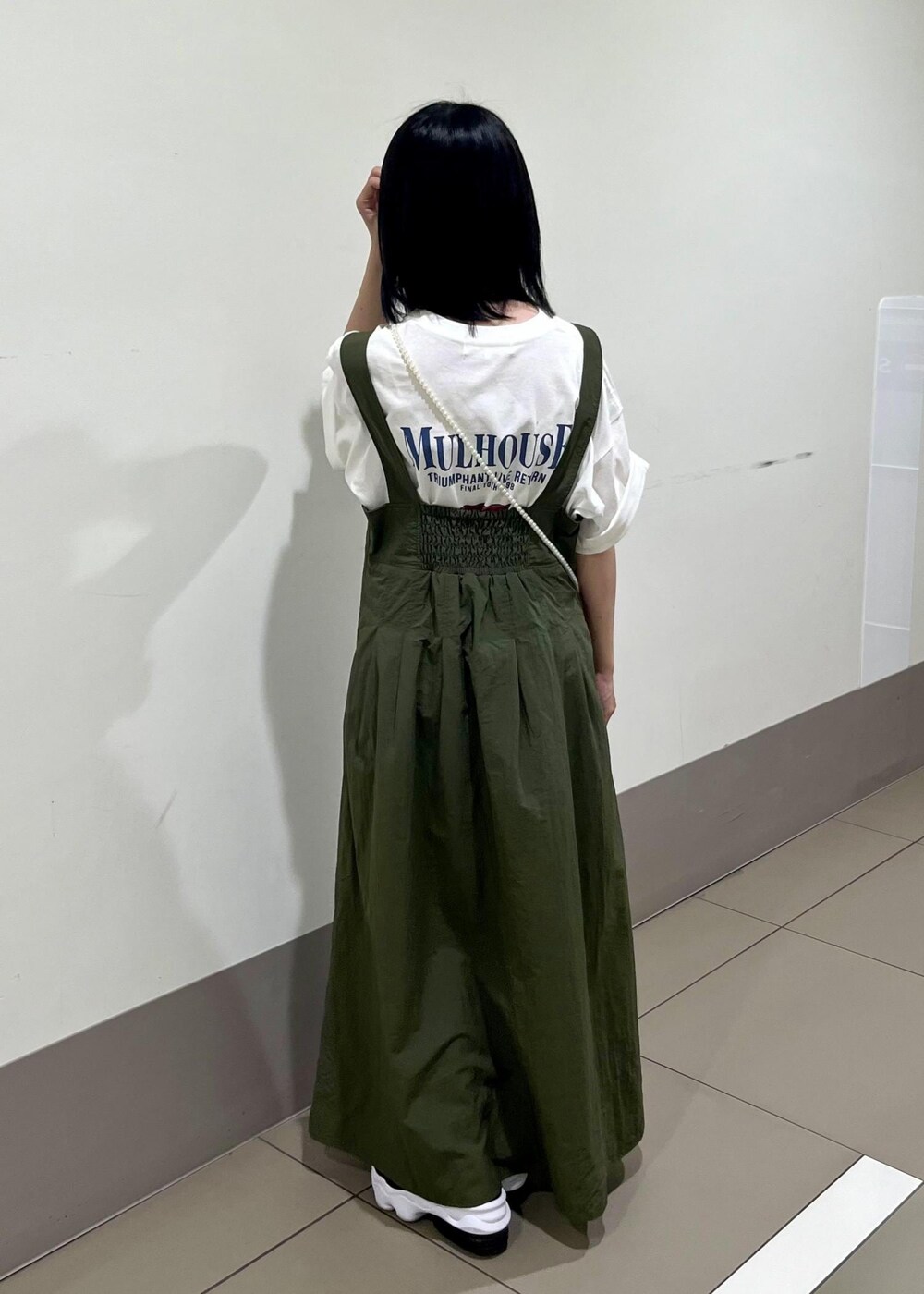 グリーン系のワンピース、ホワイト系のショルダーバッグ、ホワイト系のTシャツ/カットソーを着用したレディースの夏コーディネートの3枚目の写真