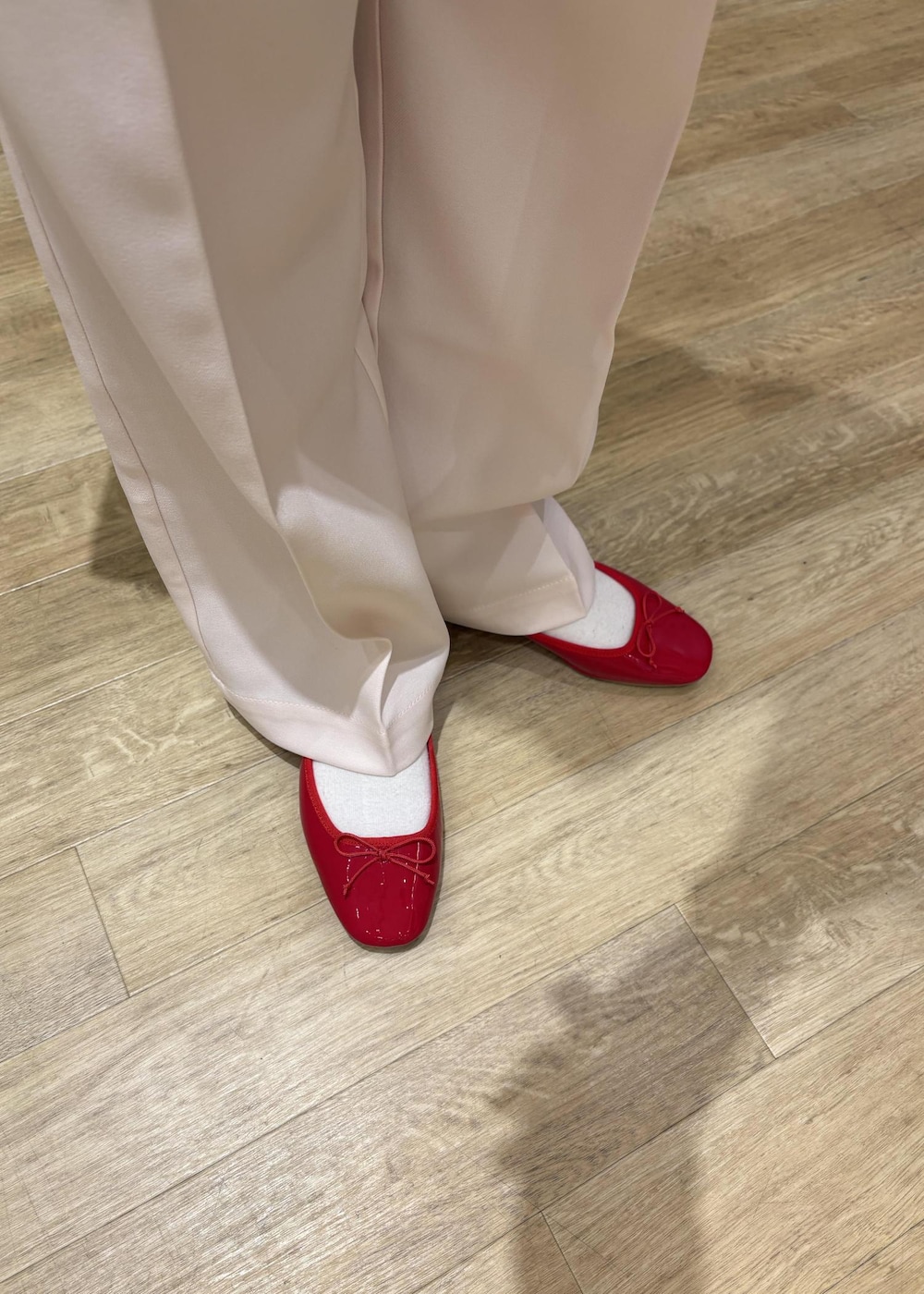 ブルー系のデニムジャケット、ブラック系のニット/セーター、ピンク系のその他パンツを着用したレディースの春コーディネートの7枚目の写真