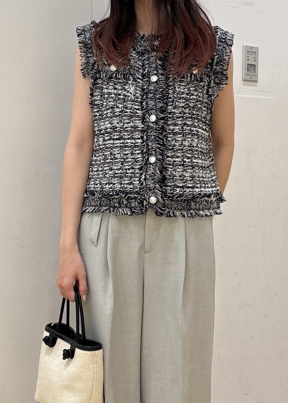 ブラック系のサンダル、グリーン系のその他パンツ、ブラック系のトートバッグを着用したレディースの夏コーディネートの6枚目の写真