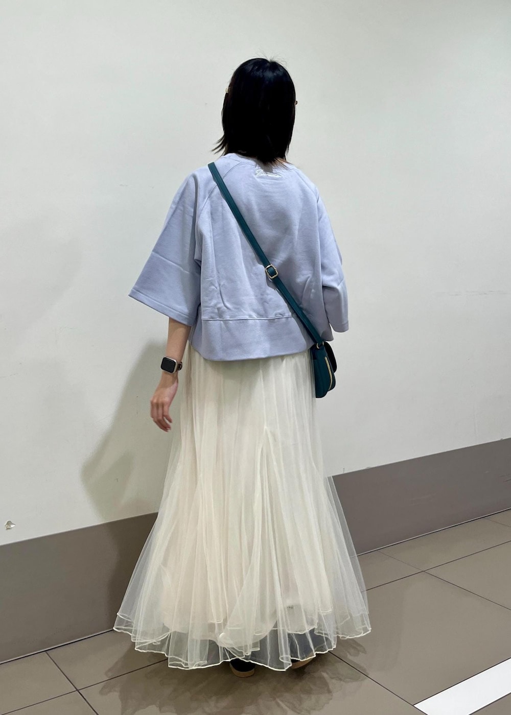 ブルー系のローファー、ブルー系のショルダーバッグ、ブルー系のTシャツ/カットソーを着用したレディースの春コーディネートの3枚目の写真