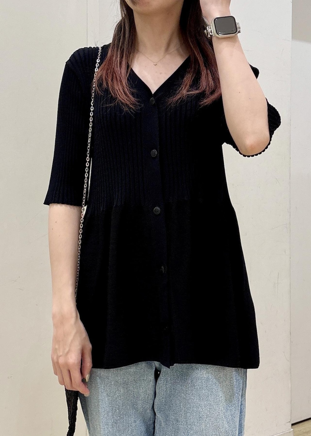 ブルー系のデニムパンツ、ブラック系のショルダーバッグ、シルバー系のサンダルを着用したレディースの夏コーディネートの5枚目の写真