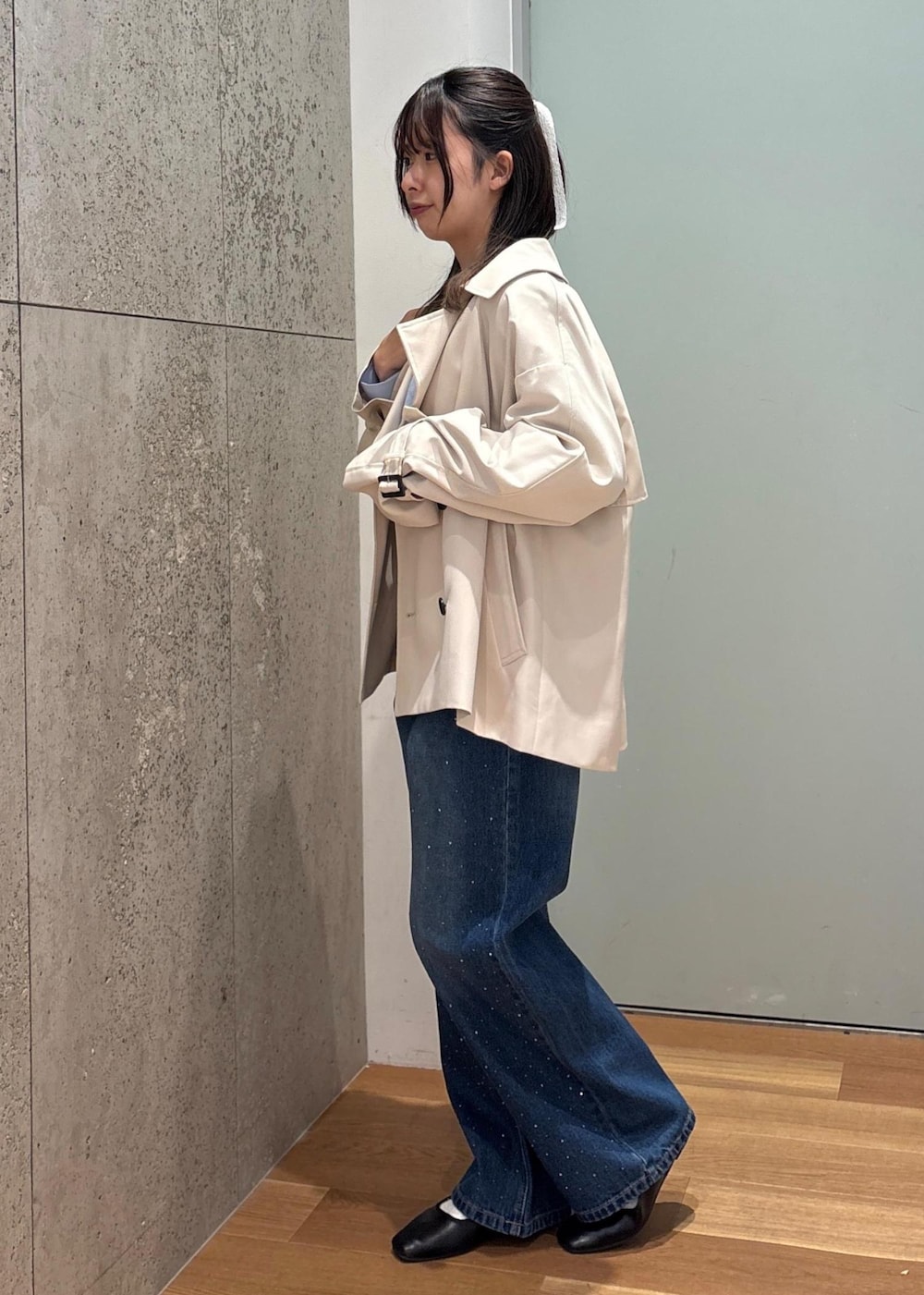 ベージュ系のハンドバッグ、ブルー系のデニムパンツ、ブルー系のシャツ/ブラウスを着用したレディースの春コーディネートの5枚目の写真