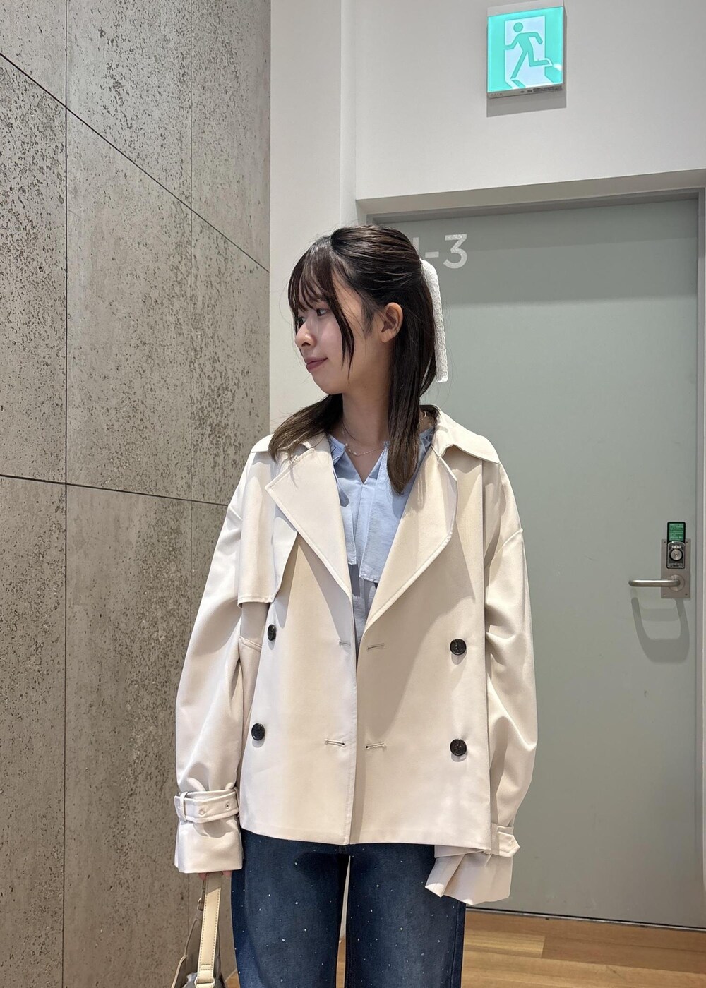 ベージュ系のハンドバッグ、ブルー系のデニムパンツ、ブルー系のシャツ/ブラウスを着用したレディースの春コーディネートの6枚目の写真