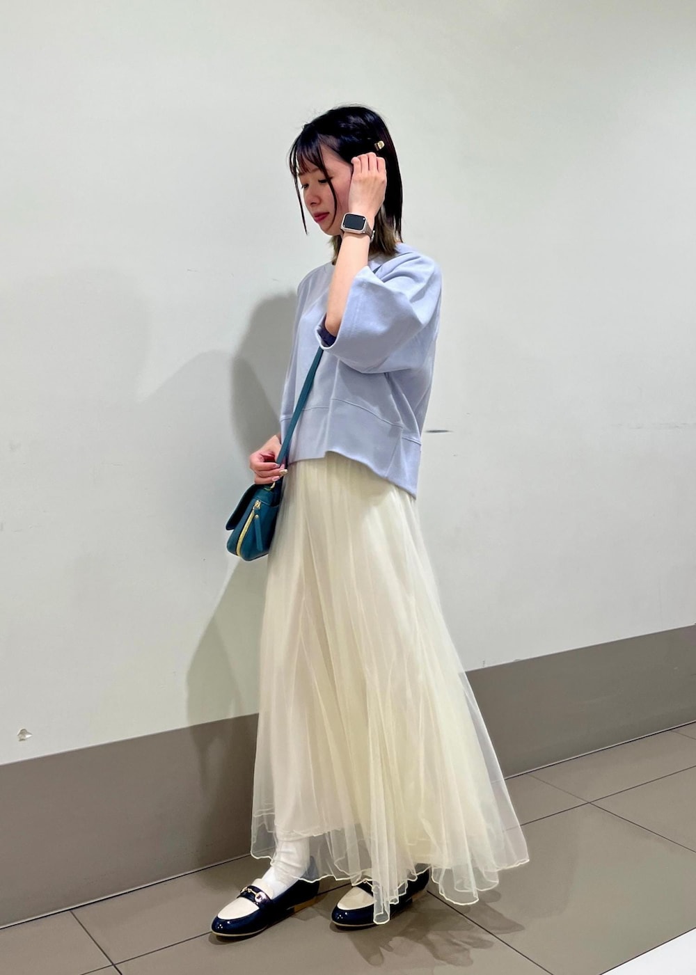 ブルー系のローファー、ブルー系のショルダーバッグ、ブルー系のTシャツ/カットソーを着用したレディースの春コーディネートの2枚目の写真