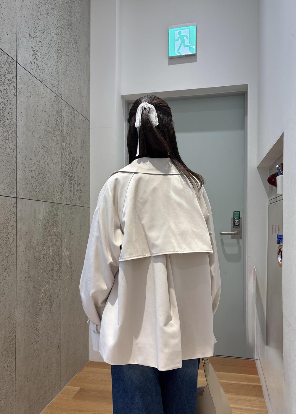 ベージュ系のハンドバッグ、ブルー系のデニムパンツ、ブルー系のシャツ/ブラウスを着用したレディースの春コーディネートの8枚目の写真
