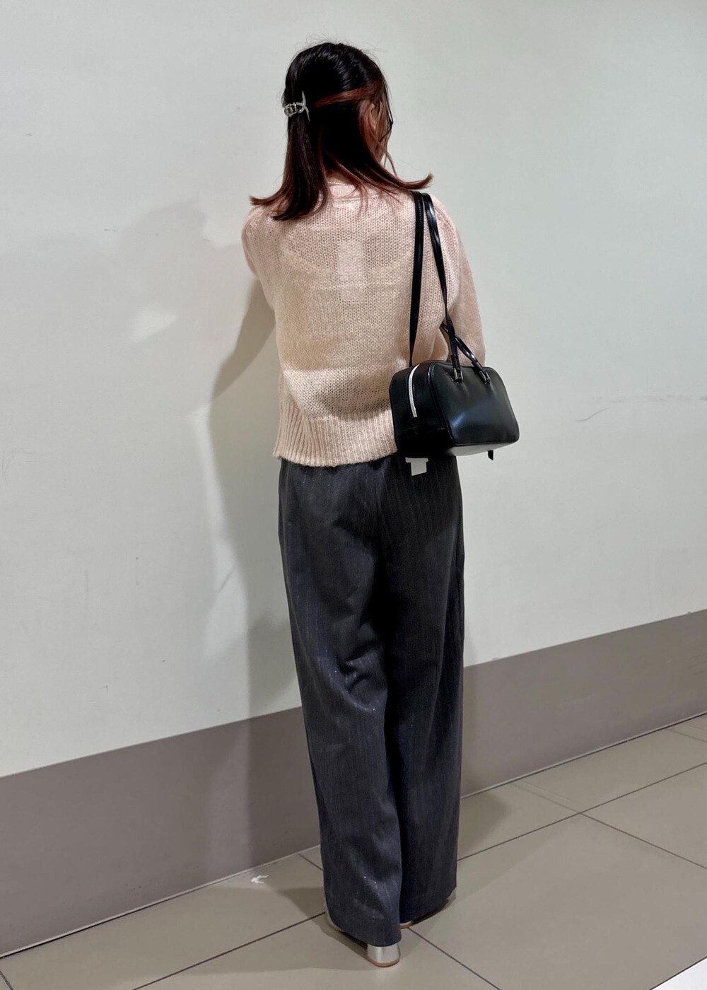 シルバー系のパンプス、ピンク系のカーディガン/ボレロ、グレー系のその他パンツを着用したレディースの冬コーディネートの4枚目の写真