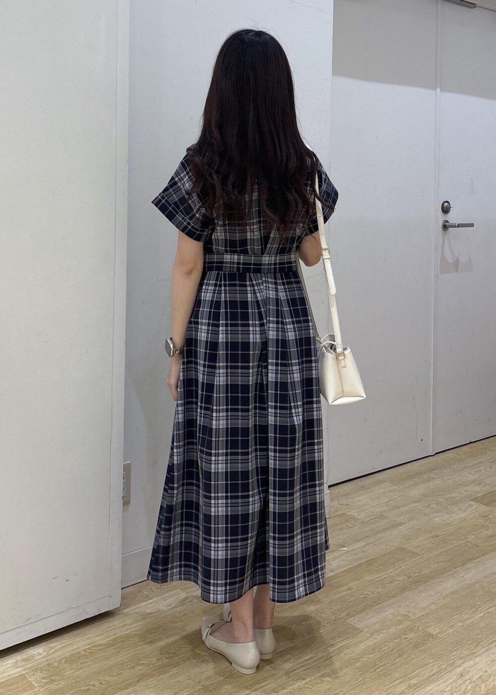 ホワイト系のパンプス、ホワイト系のショルダーバッグ、ブルー系のワンピースを着用したレディースの春コーディネートの3枚目の写真